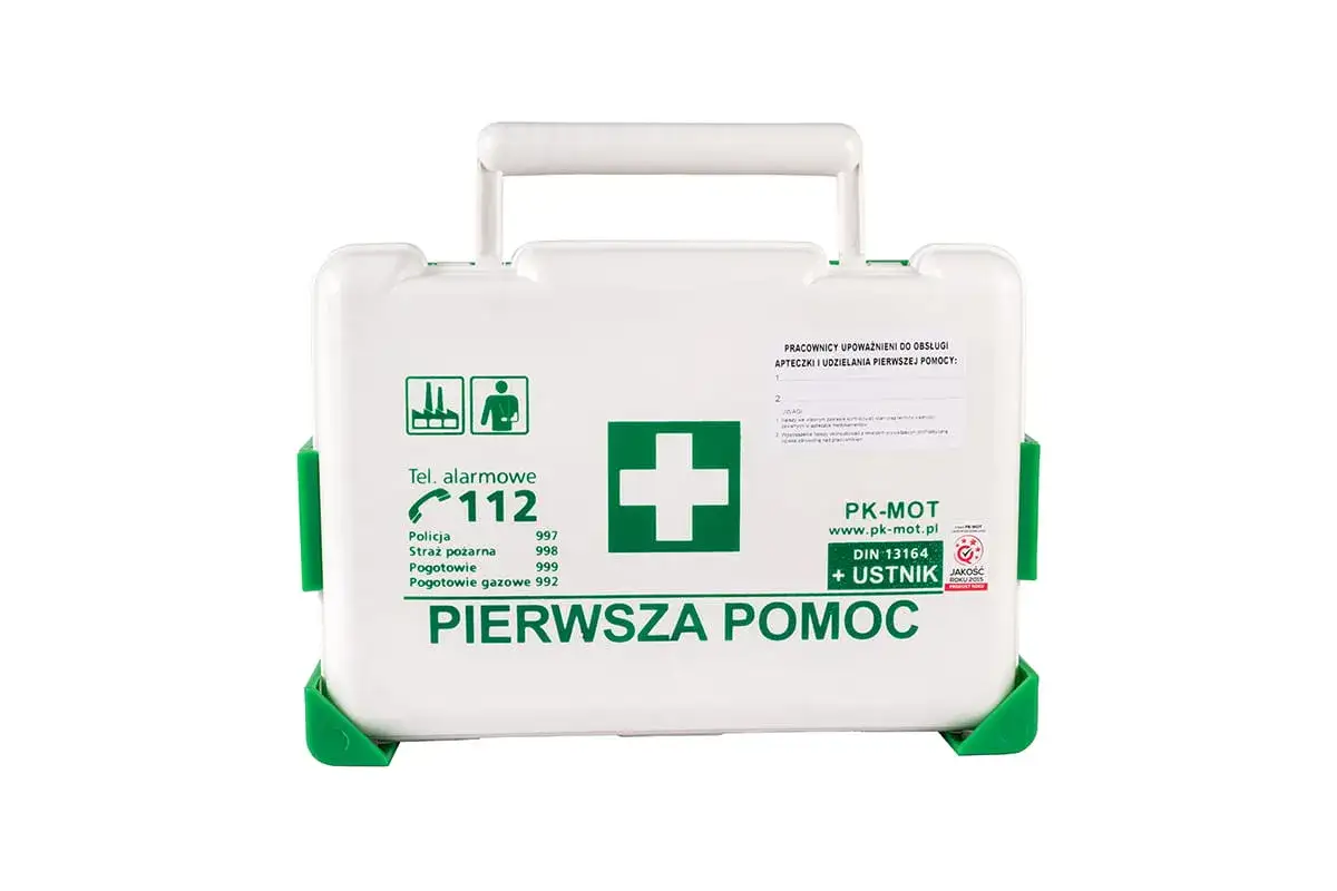 Biała apteczka pierwszej pomocy z zielonymi elementami i napisem "PIERWSZA POMOC".