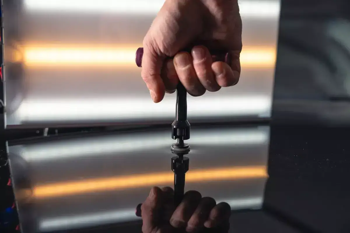 Jak usunąć wgniecenia w panelach - skuteczne metody na naprawę