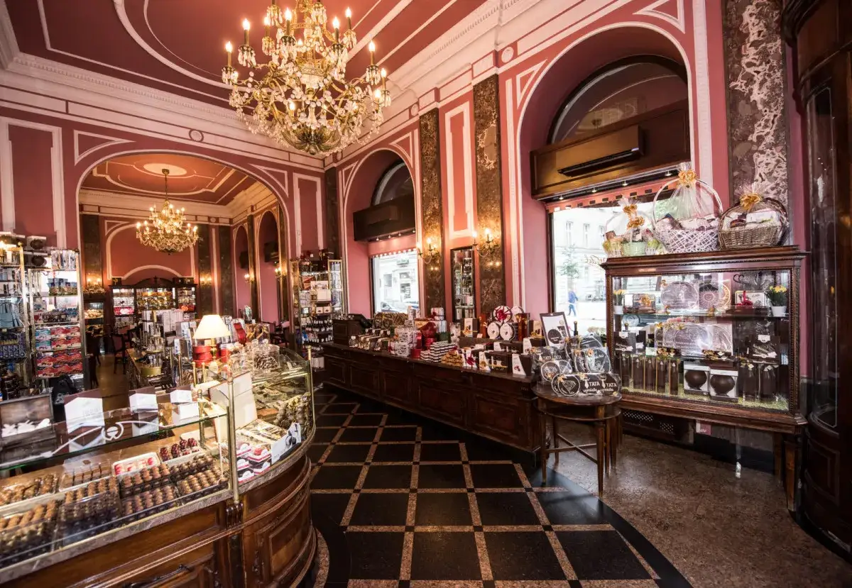 7 ukrytych klimatycznych retro kawiarni Warszawy, które pokochasz