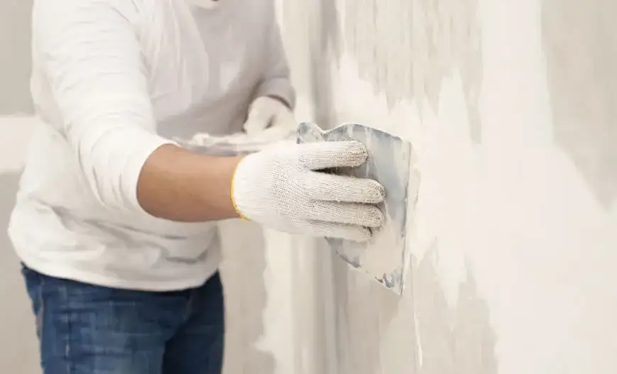 Czy kłaść gładź na tynk maszynowy? Sprawdź, kiedy to konieczne