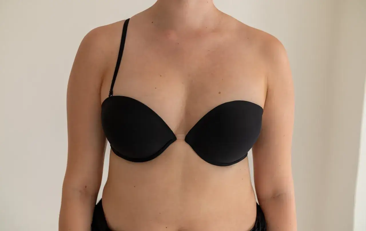 Jaki stanik do sukienki z siateczką? Sekrety niewidzialnej bielizny