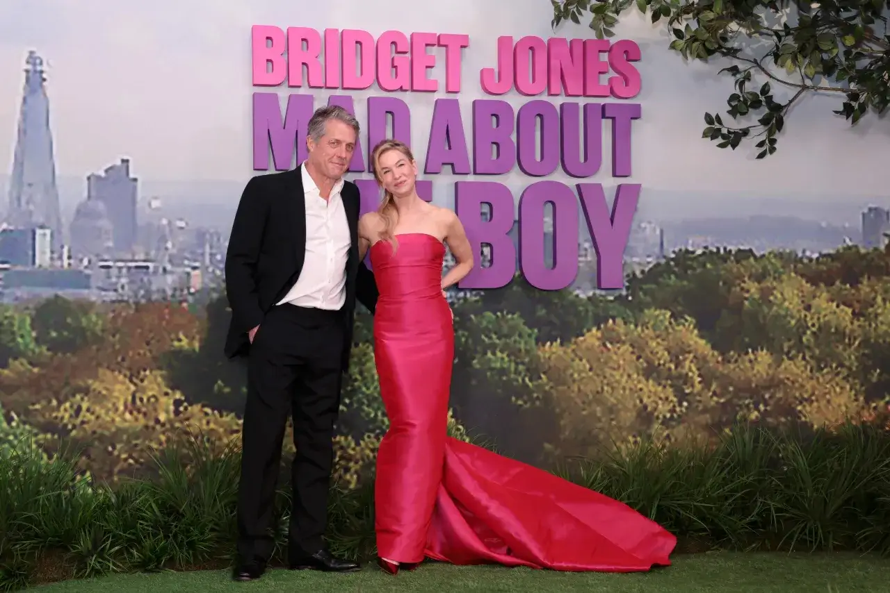 Hugh Grant i Renée Zellweger na premierze "Bridget Jones: Mad About Boy". Gwiazdy prezentują się elegancko na tle londyńskiego krajobrazu i napisu "Bridget Jones".