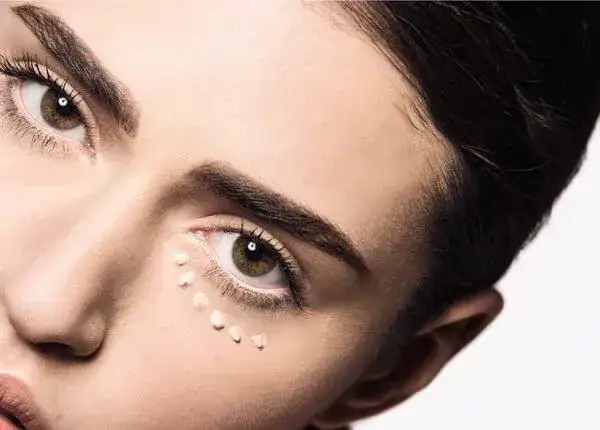 Czerwony korektor do czego? Odkryj jego skuteczne zastosowania