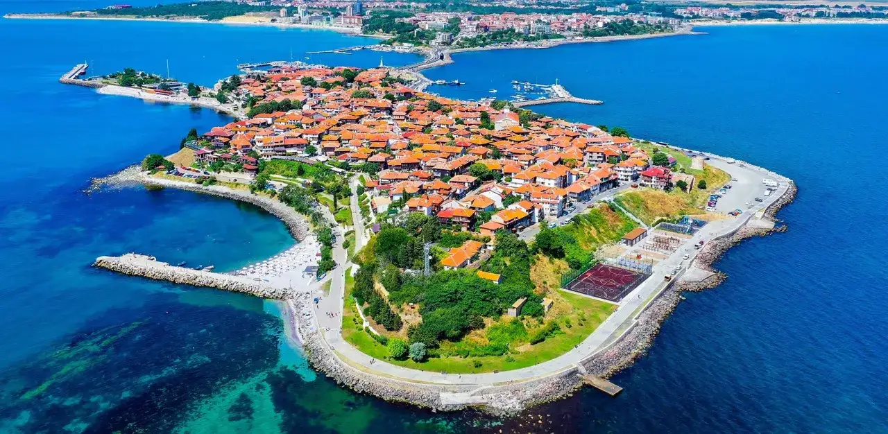 Z czego słynie Bułgaria? Z urokliwych, zabytkowych miasteczek jak Nesebyr, położonych nad Morzem Czarnym, z charakterystyczną architekturą i pomarańczowymi dachami.