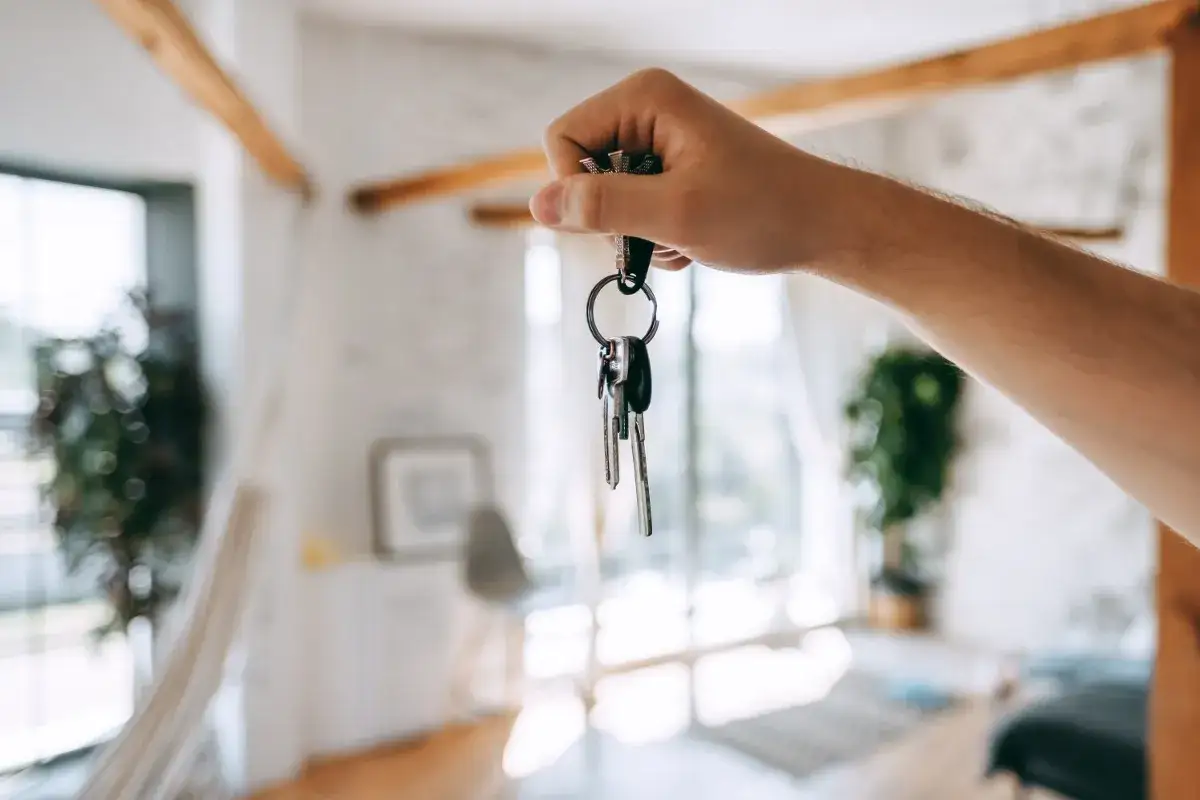 Czy warto kupić mieszkanie za gotówkę? Odkryj zalety i wady tej decyzji