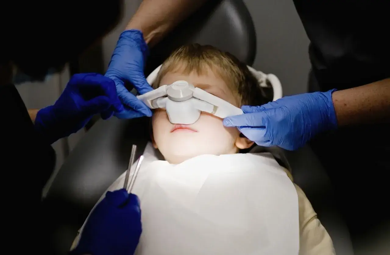Leczenie zębów pod narkozą u dziecka: Koszty, NFZ i bezpieczeństwo