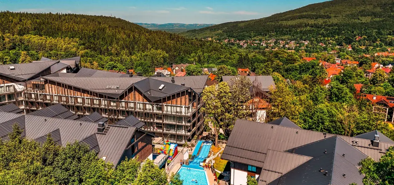 Góry Izerskie zachwycają zielenią i malowniczymi widokami. Warto zobaczyć ten nowoczesny kompleks z basenem i zjeżdżalniami, otoczony lasami.