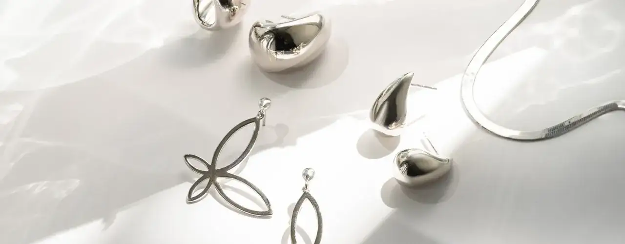 Czy biżuteria z cynku czernieje? Oto co musisz wiedzieć o pielęgnacji