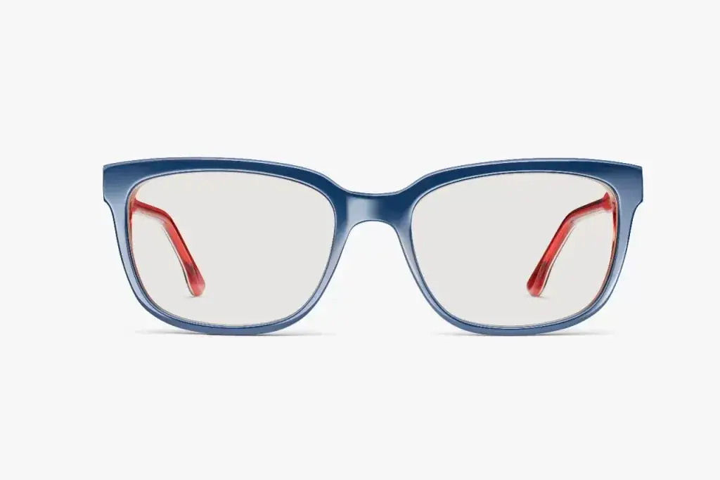 Okulary z filtrem światła niebieskiego: Czy nosić je stale? Ekspert radzi