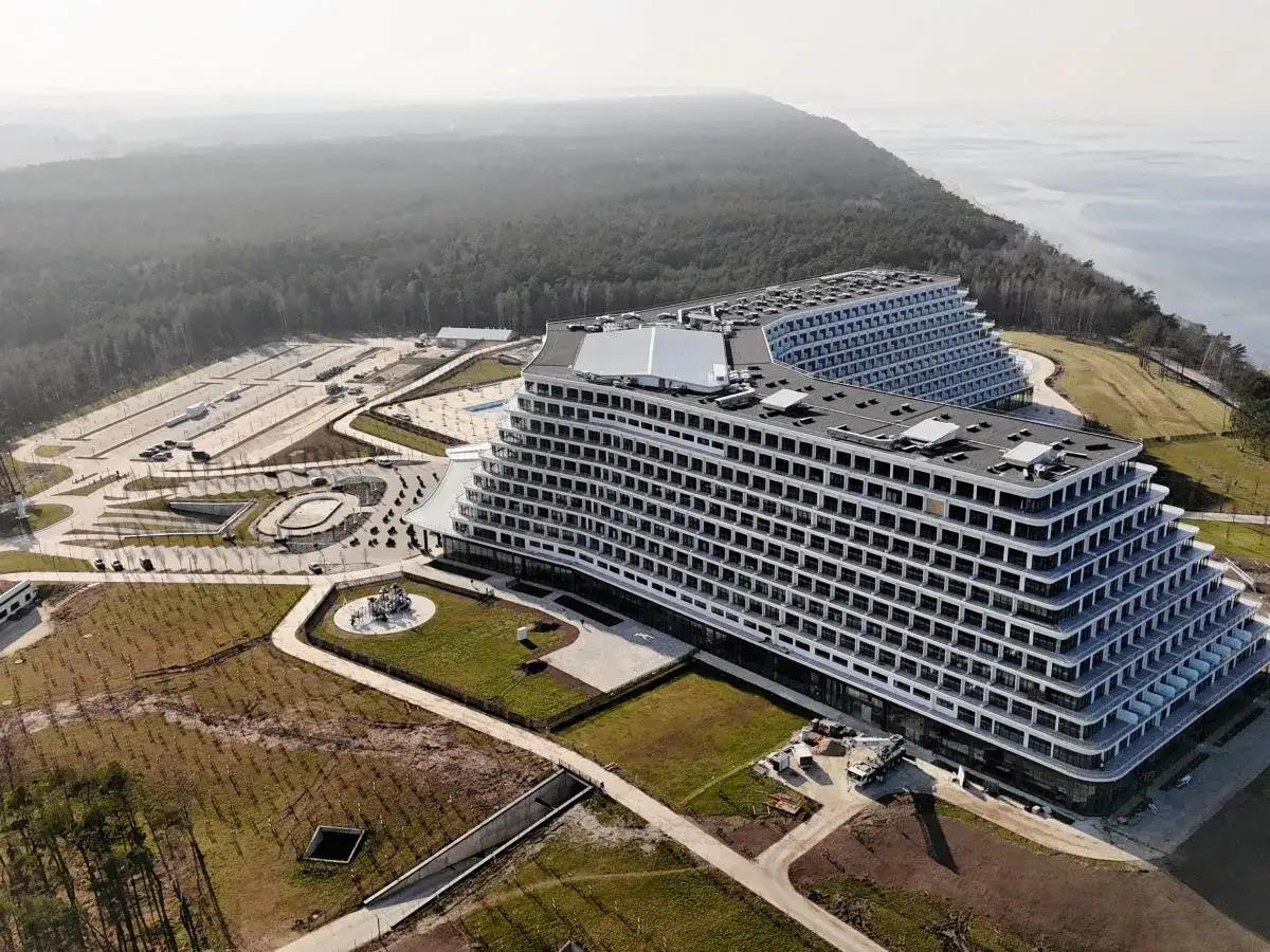 Nowy hotel Gołębiewski w Pobierowie z lotu ptaka, z widokiem na morze i las.