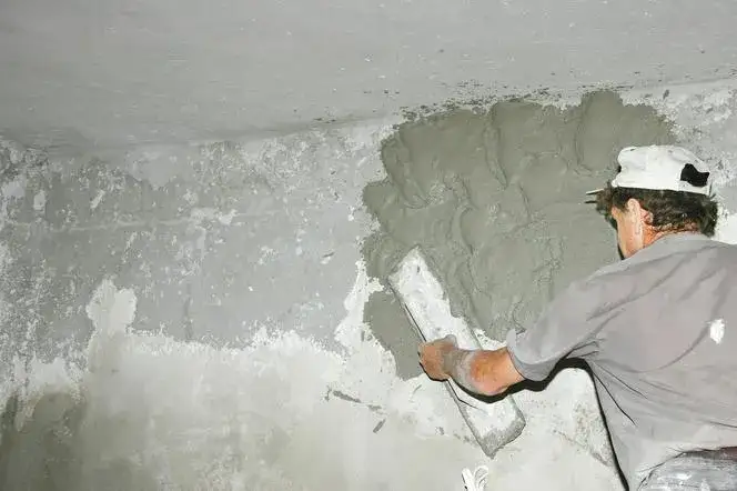 Jak nakładać tynk maszynowy ręcznie - uniknij najczęstszych błędów