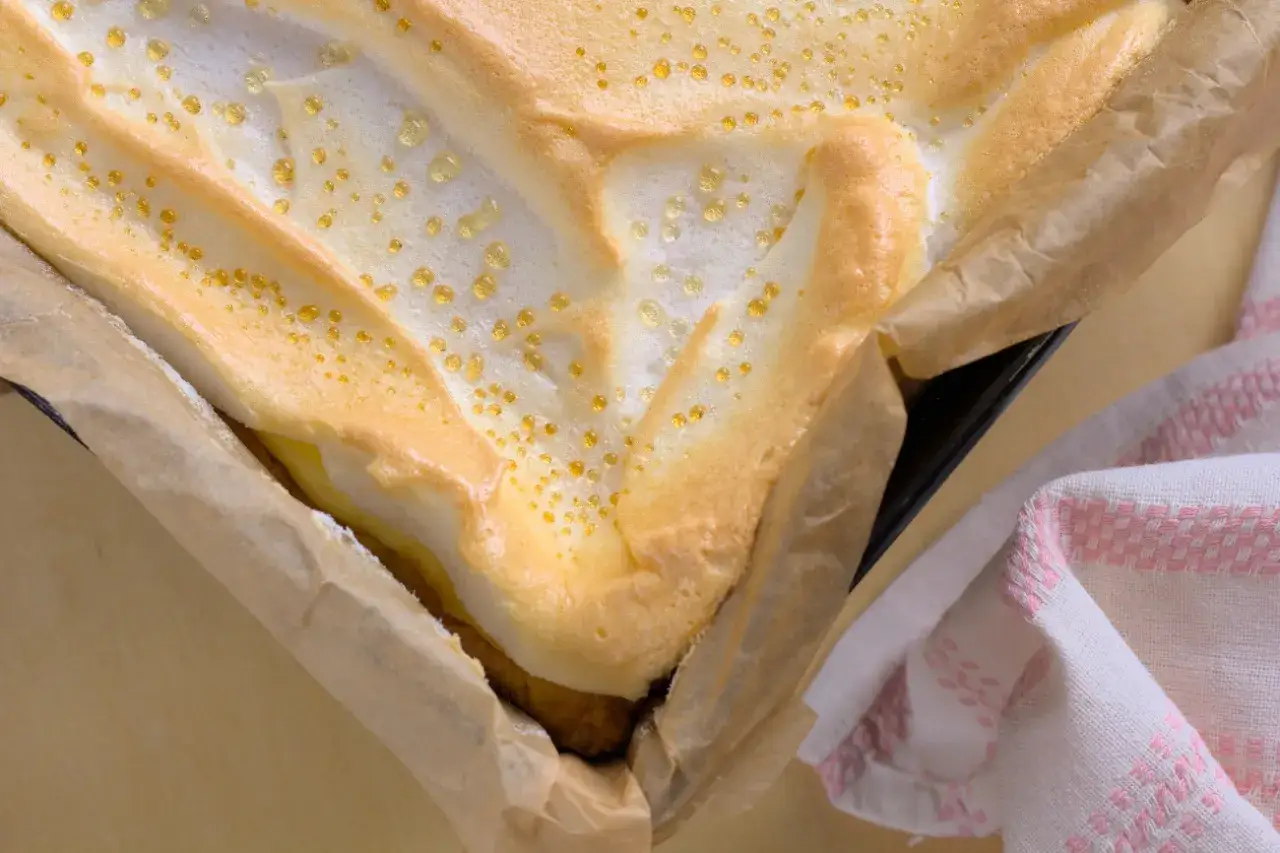 Puszysta beza z rumianymi bąbelkami, jak w przepisie na ciasto łzy wałęsy, wprost z piekarnika.