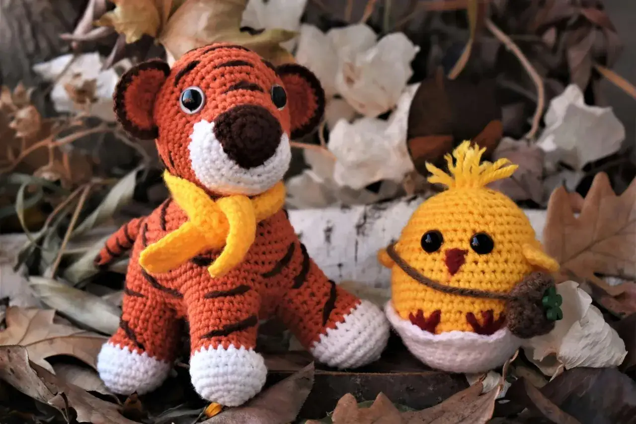 Urocze amigurumi: tygrys w żółtym szaliku i kurczaczek w skorupce. To właśnie amigurumi co to za sztuka!