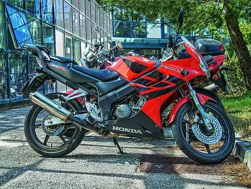 Honda CBR 125 ile ma koni? Odkryj moc i osiągi tego motocykla