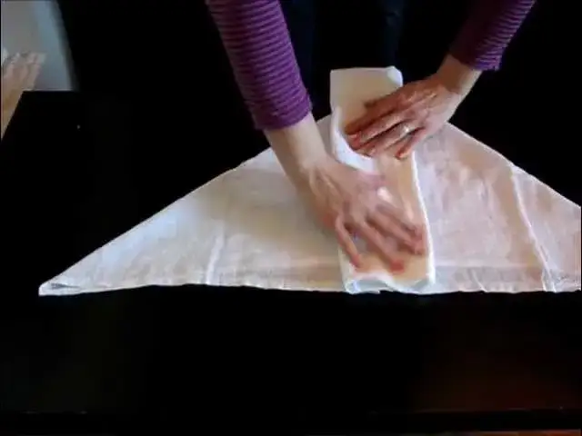 Jak zakładać pieluchę tetrową na bioderka, aby uniknąć dysplazji?