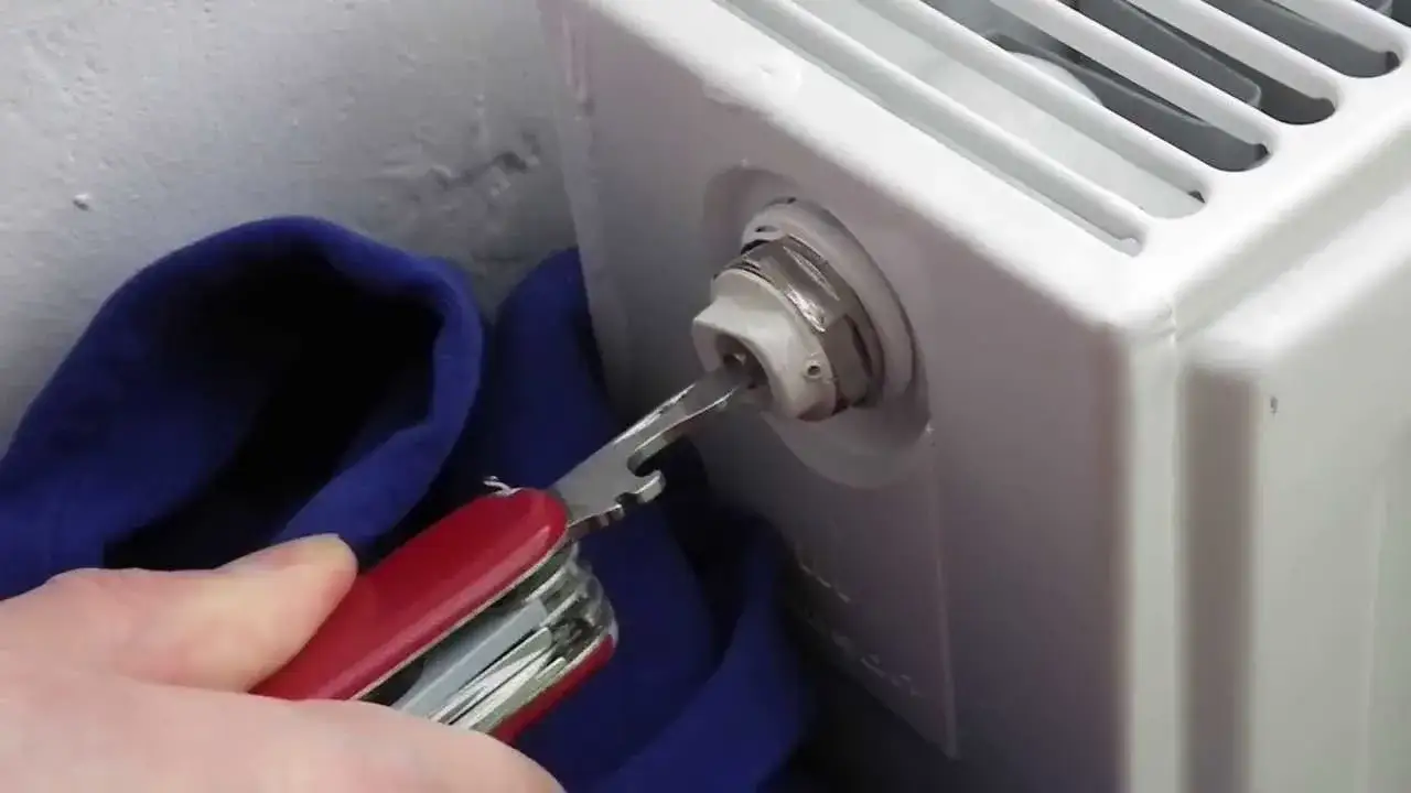 Jak odpowietrzyć grzejniki w bloku na ostatnim piętrze i uniknąć zimna