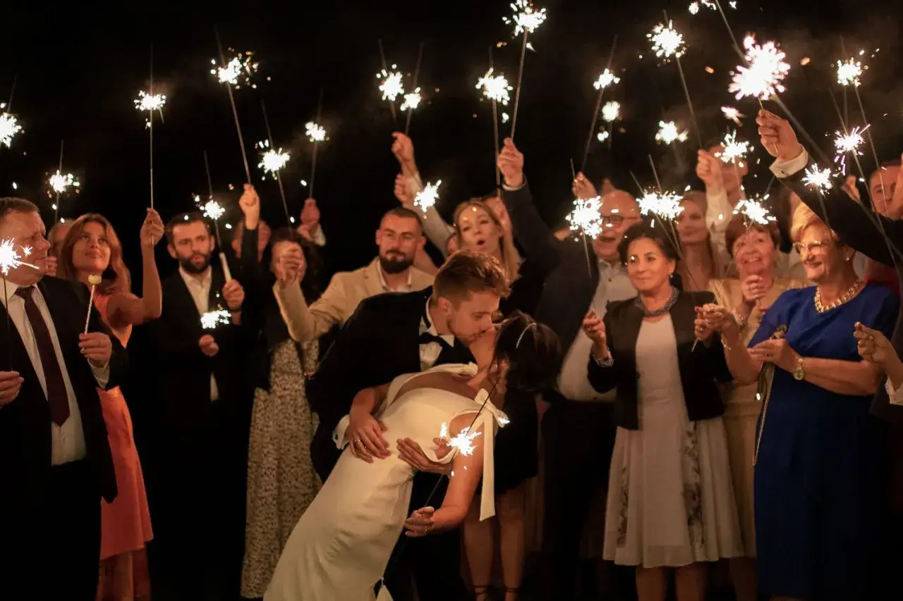 Jak wystrzelić konfetti? Bezpieczny poradnik i pomysły na efekt "wow"