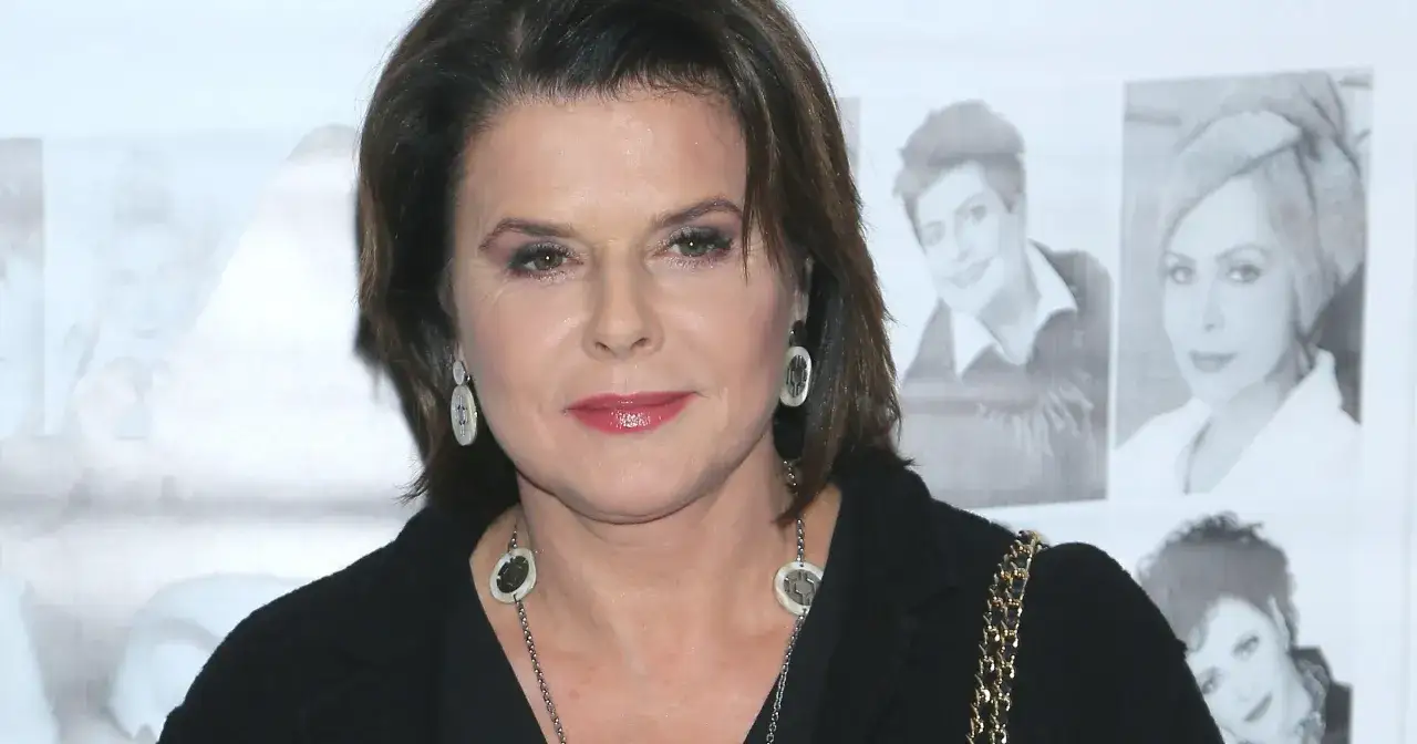 Alicja Resich-Modlińska, znana z walki z chorobą, na tle swoich zdjęć.