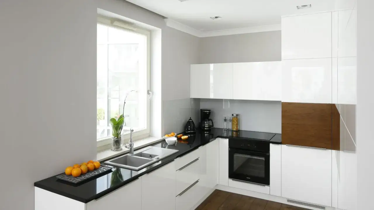 Odśwież kuchnię bez kucia: 5 sprawdzonych sposobów na płytki!