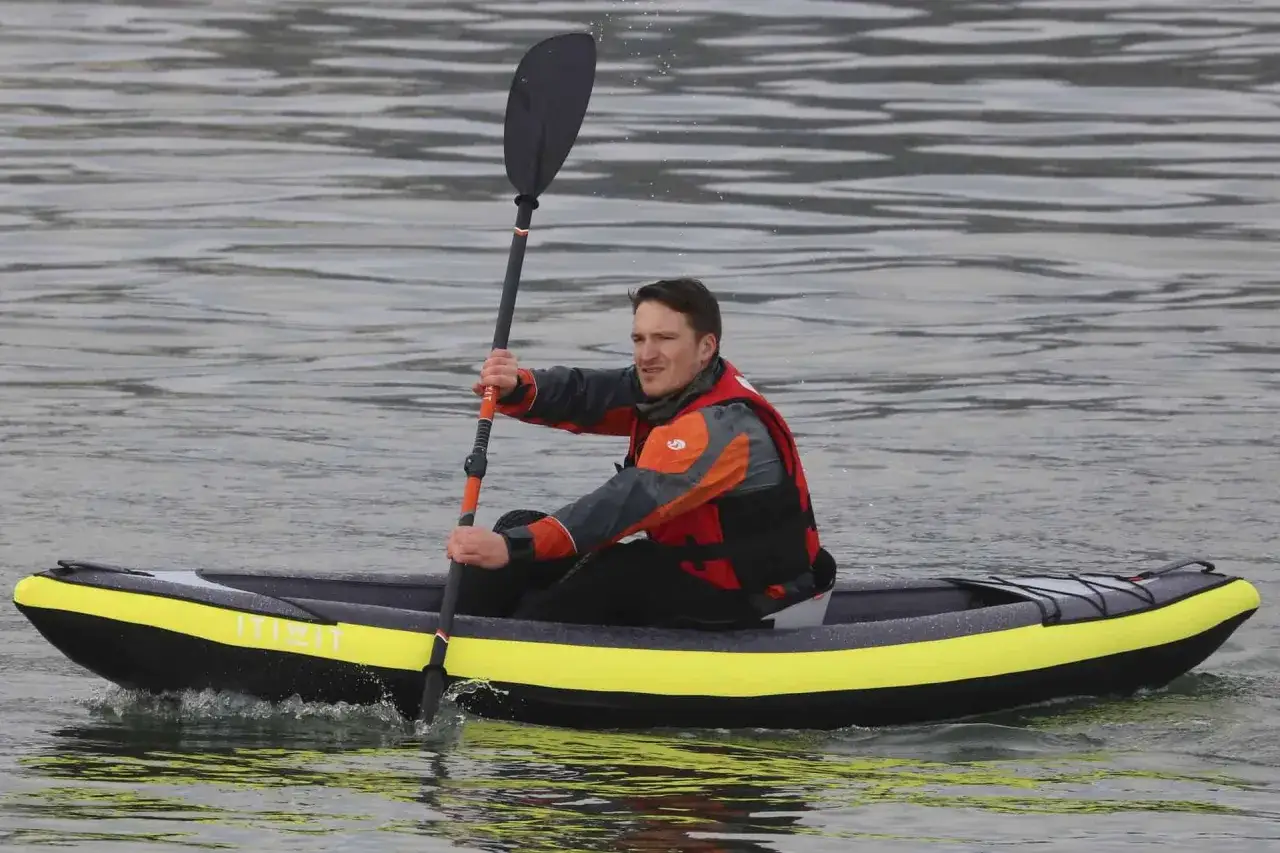 Jak się ubrać na kajaki jesienią, aby nie zmarznąć i cieszyć się przygodą