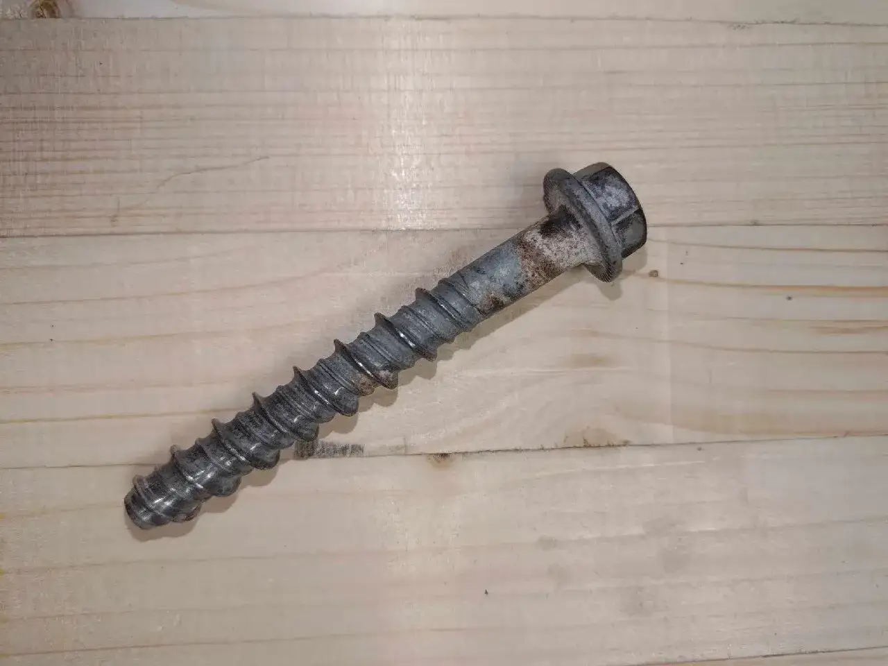 Kotwy do drewna wkręcane – jak uniknąć błędów przy montażu?