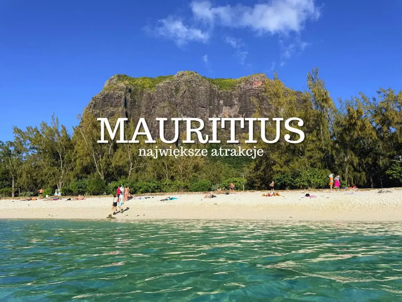 Plaża na Mauritiusie z turkusową wodą, piaskiem i górami w tle. Odkryj największe atrakcje tej rajskiej wyspy.