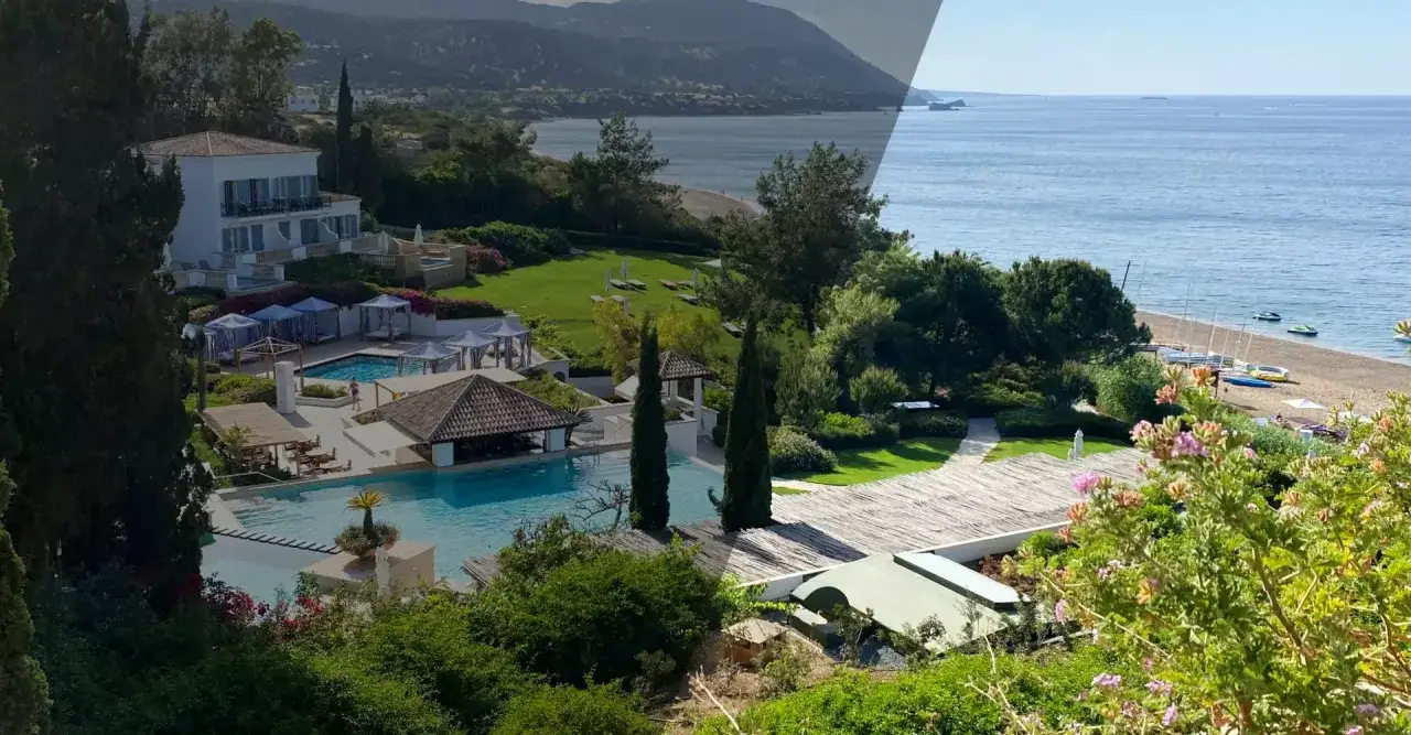 Luksusowy hotel z basenem i widokiem na morze. Zastanawiasz się, ile kosztuje wynajem mieszkania na Cyprze?