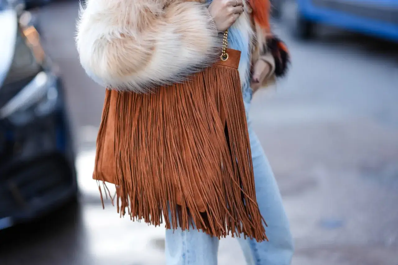 Czy torebki z frędzlami są modne? Sprawdź, co warto nosić tej wiosny