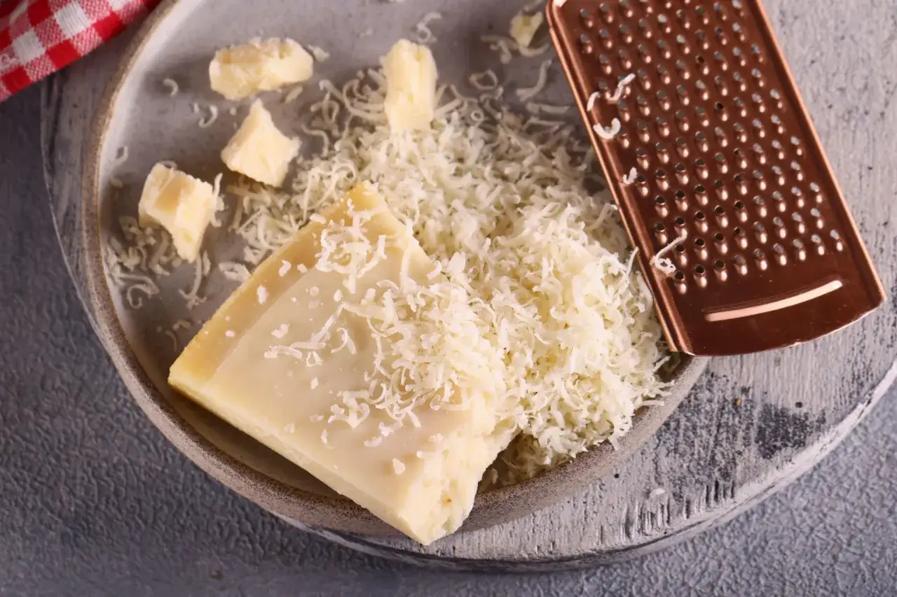 Jakim serem zastąpić parmezan? Odkryj najlepsze alternatywy smakowe