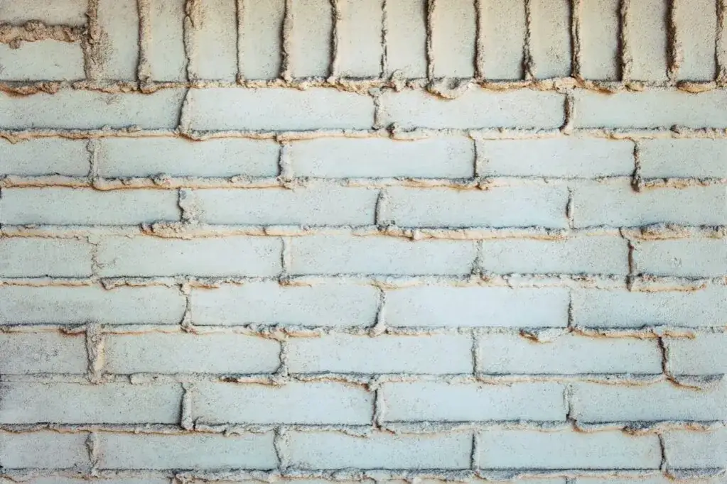 Jak długo schnie zaprawa szamotowa? Uniknij pęknięć i problemów