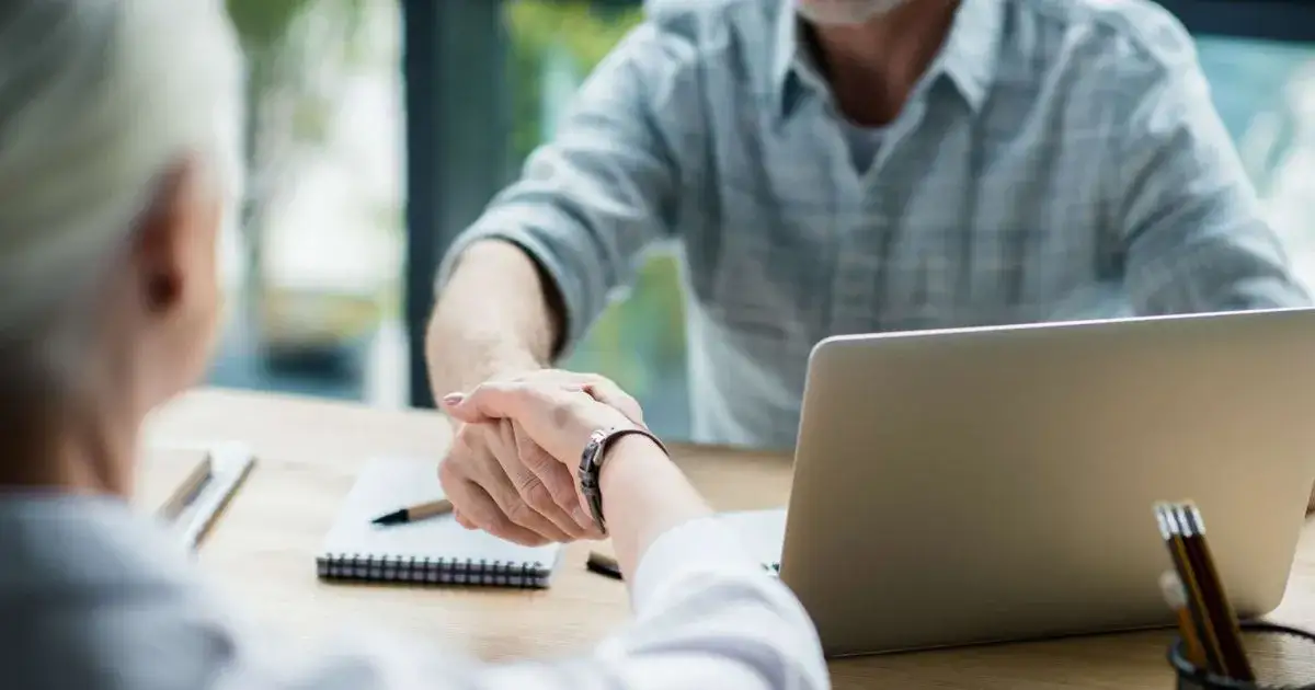 Jak zatrudnić emeryta i uniknąć problemów z emeryturą i ZUS-em