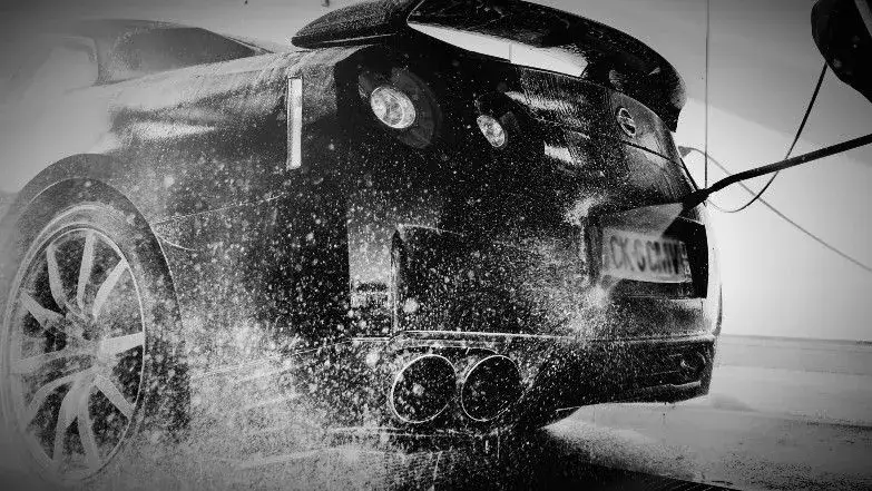 Jak myć auto bez ryzyka? Oto 7 sekretów doboru szczotki do mycia