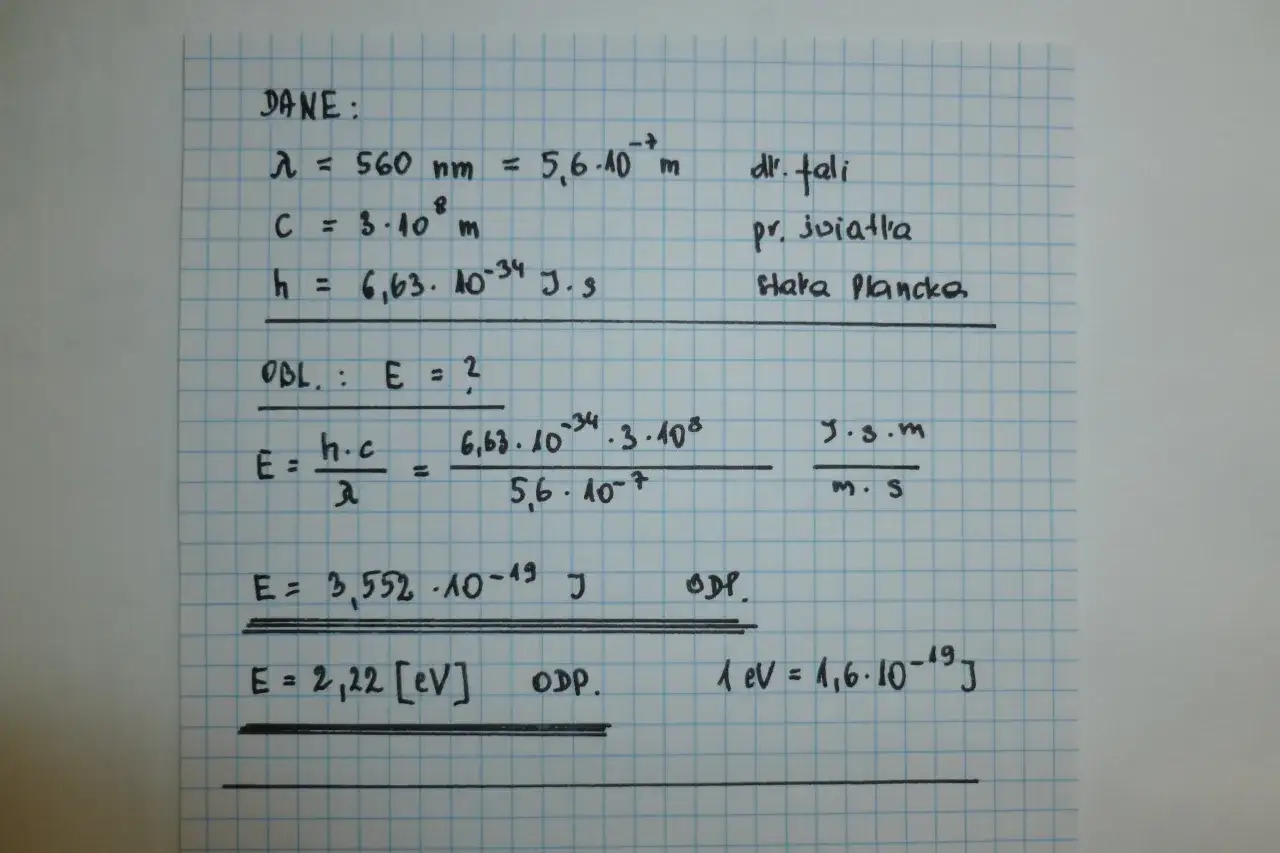 Obliczenia energii fotonu: dane (długość fali, prędkość światła, stała Plancka), wzór E=hc/λ, wynik w dżulach i elektronowoltach.