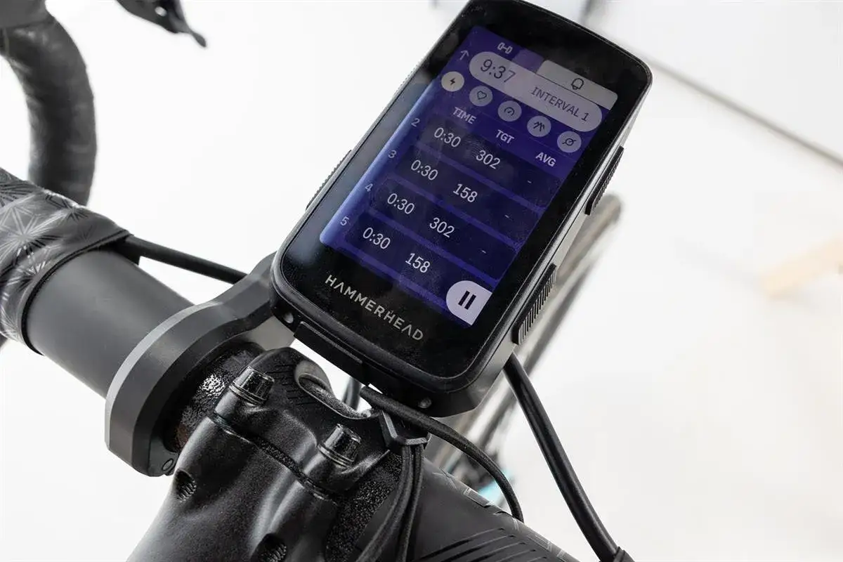 Komputer rowerowy Hammerhead pokazuje trening interwałowy, kluczowy element budowania bazy tlenowej.