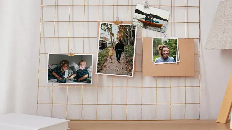 Jak powiesić zdjęcia w salonie bez błędów – praktyczne porady i inspiracje