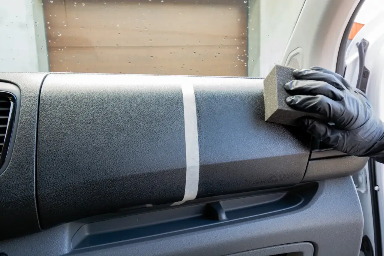 Czym czyścić plastiki w samochodzie, aby uniknąć zarysowań i matowienia