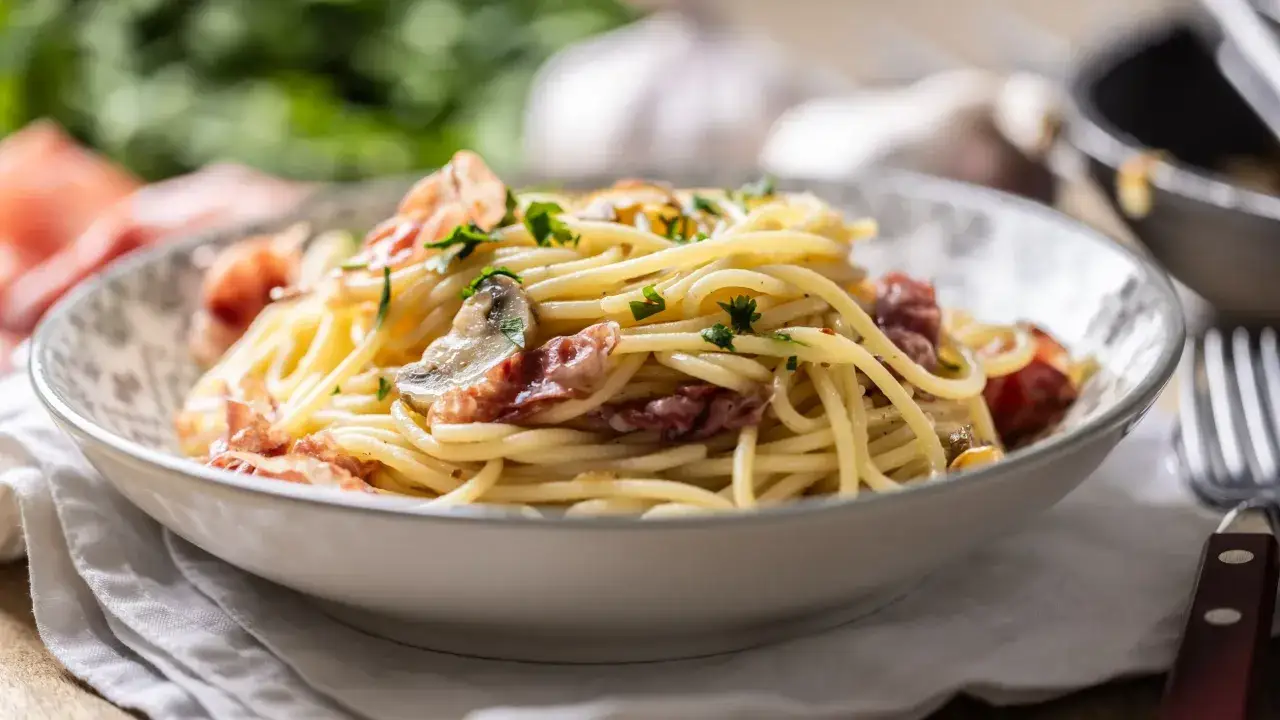 Z czym podać makaron? 30+ pomysłów na szybki i pyszny obiad!