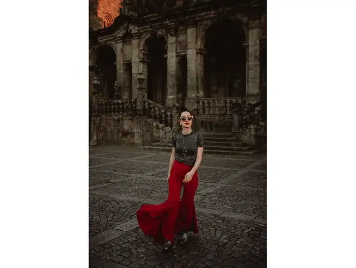 Jaką bluzkę do czerwonych spodni wybrać, aby wyglądać stylowo?