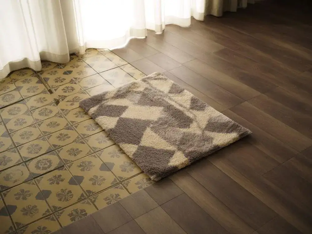 Jak zakryć stare płytki? 5 metod na nową podłogę bez kucia!