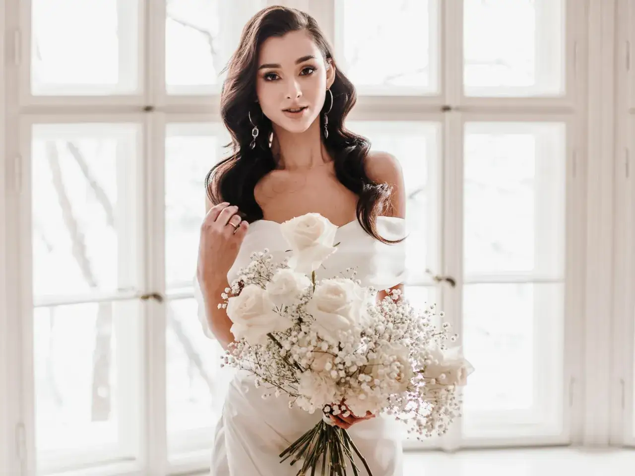 Jakie kolczyki do sukni ślubnej, aby wyglądać oszałamiająco?