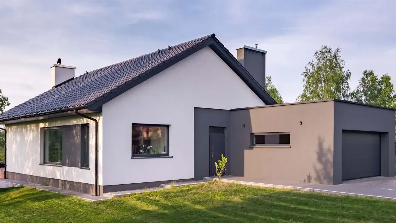 Nowoczesny dom z białymi i grafitowymi akcentami. Eleganckie kolory elewacji domu podkreślają jego architekturę.