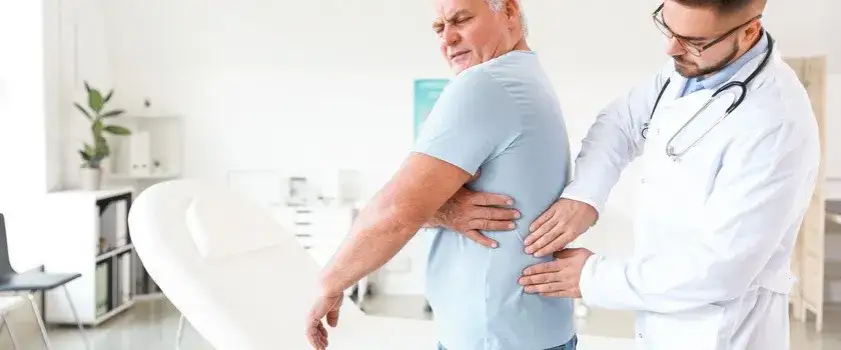 Nefrolog: Kiedy iść? Objawy chorób nerek i różnice z urologiem