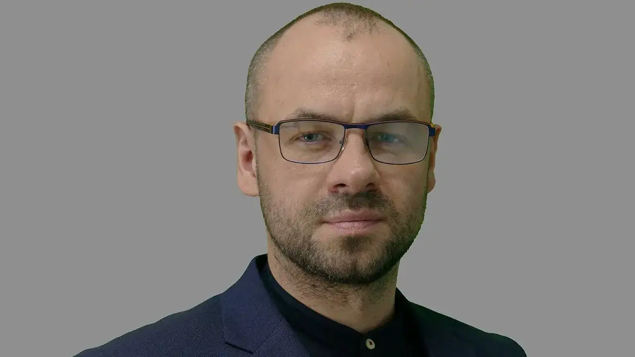 Czy Marek Skoczylas jest lekarzem? Poznaj jego kwalifikacje i doświadczenie