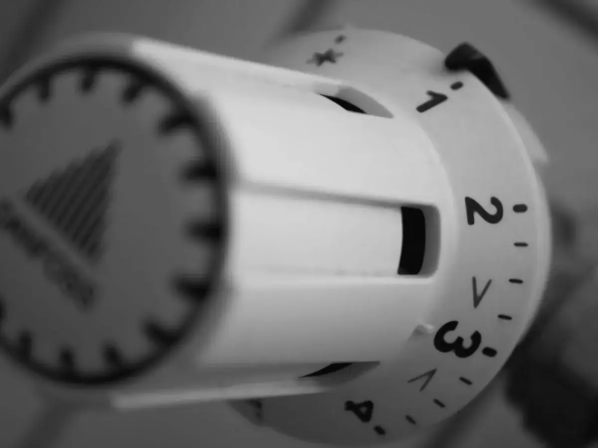 Pokrętło termostatu, ustawione na 1, sugeruje regulację ogrzewania, być może w kontekście ogrzewania LPG.