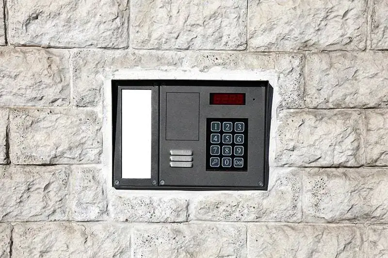 Ile kosztuje montaż domofonu w 2025: Kompletny cennik z całej Polski