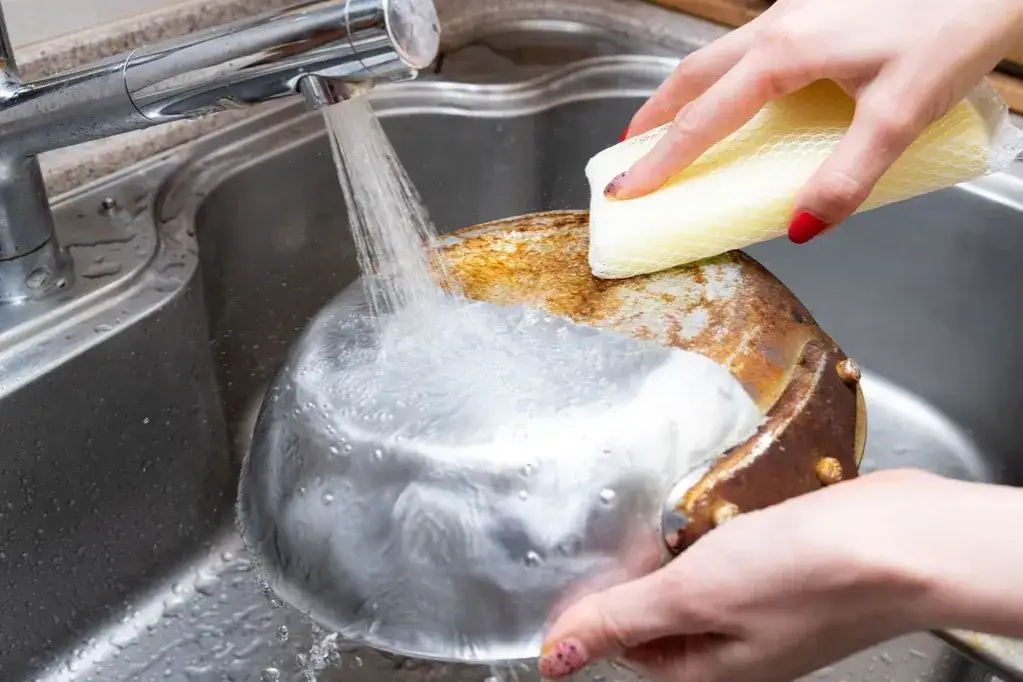 Skuteczne sposoby na to, jak umyć patelnie od spodu bez wysiłku