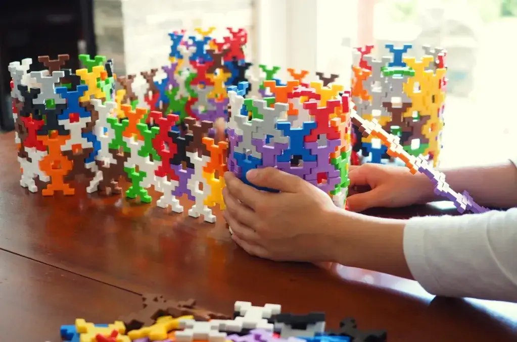 Jakie klocki dla 3-latka najlepiej rozwiną jego kreatywność?