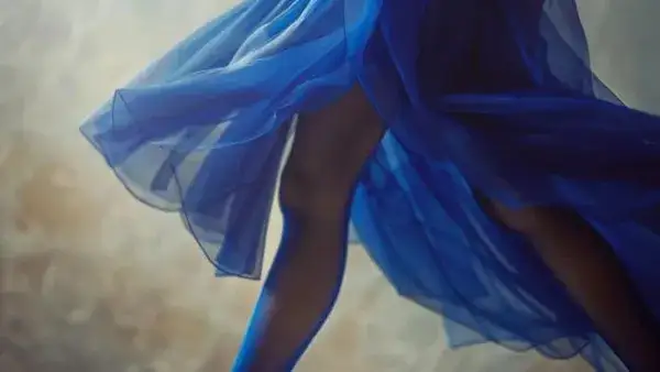 Jaki kolor rajstop do niebieskiej sukienki, aby wyglądać stylowo?