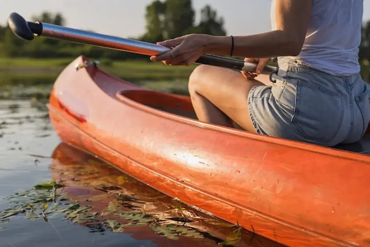 Co zabrać na kajaki, aby uniknąć nieprzyjemnych niespodzianek?