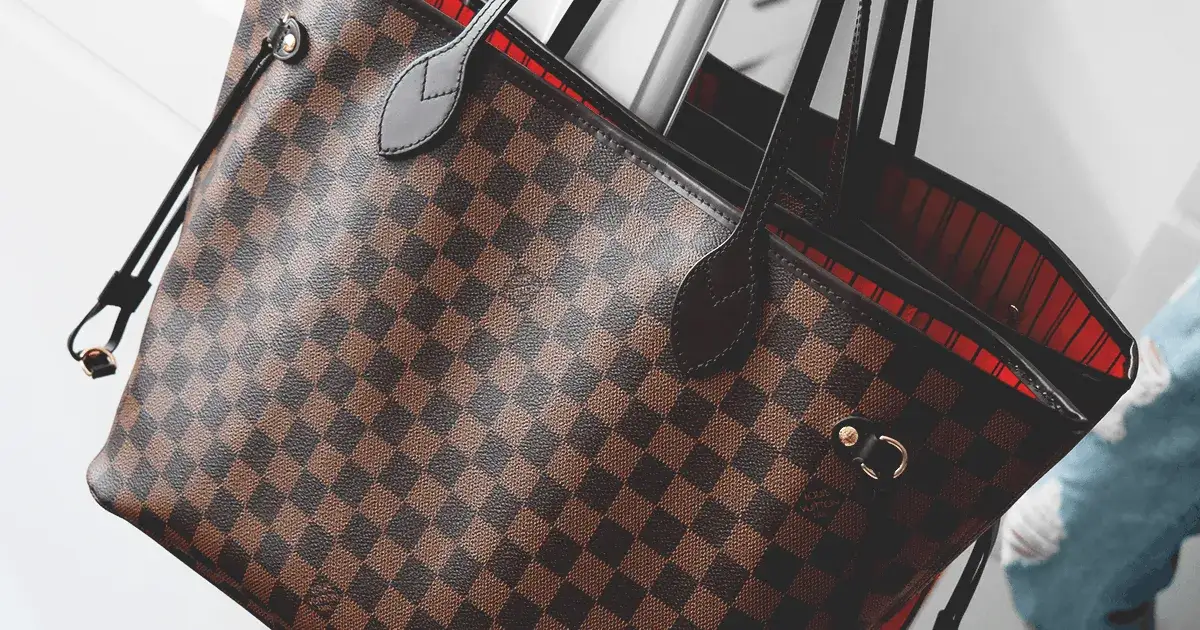 Ile kosztuje torebka Louis Vuitton Neverfull? Ceny i porady zakupowe